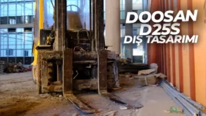 Doosan D25S forklift, 2.5 ila 3 ton arası yük taşıma kapasitesi ve sağlam yapısıyla endüstriyel işlerde kullanımı kolaylaştırır. Geniş uygulama alanları ve güçlü motor performansı, farklı sektörlerde verimliliği artırır. Operatörlere konfor sağlayarak işletmelerin işlerini daha etkili şekilde keşfetmelerini sağlar