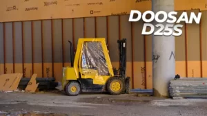 Doosan D25S forklift, 2.5 ila 3 ton arası yük taşıma kapasitesi ve sağlam yapısıyla endüstriyel işlerde kullanımı kolaylaştırır. Geniş uygulama alanları ve güçlü motor performansı, farklı sektörlerde verimliliği artırır. Operatörlere konfor sağlayarak işletmelerin işlerini daha etkili şekilde keşfetmelerini sağlar