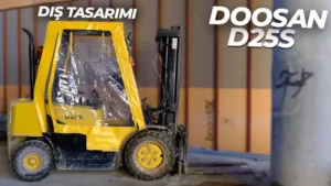 Doosan D25S forklift, 2.5 ila 3 ton arası yük taşıma kapasitesi ve sağlam yapısıyla endüstriyel işlerde kullanımı kolaylaştırır. Geniş uygulama alanları ve güçlü motor performansı, farklı sektörlerde verimliliği artırır. Operatörlere konfor sağlayarak işletmelerin işlerini daha etkili şekilde keşfetmelerini sağlar