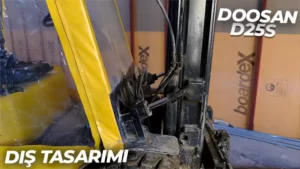 Doosan D25S forklift, 2.5 ila 3 ton arası yük taşıma kapasitesi ve sağlam yapısıyla endüstriyel işlerde kullanımı kolaylaştırır. Geniş uygulama alanları ve güçlü motor performansı, farklı sektörlerde verimliliği artırır. Operatörlere konfor sağlayarak işletmelerin işlerini daha etkili şekilde keşfetmelerini sağlar