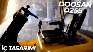 Doosan D25S forklift, 2.5 ila 3 ton arası yük taşıma kapasitesi ve sağlam yapısıyla endüstriyel işlerde kullanımı kolaylaştırır. Geniş uygulama alanları ve güçlü motor performansı, farklı sektörlerde verimliliği artırır. Operatörlere konfor sağlayarak işletmelerin işlerini daha etkili şekilde keşfetmelerini sağlar