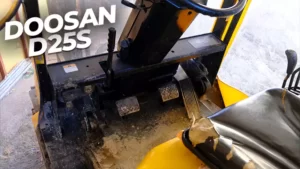 Doosan D25S forklift, 2.5 ila 3 ton arası yük taşıma kapasitesi ve sağlam yapısıyla endüstriyel işlerde kullanımı kolaylaştırır. Geniş uygulama alanları ve güçlü motor performansı, farklı sektörlerde verimliliği artırır. Operatörlere konfor sağlayarak işletmelerin işlerini daha etkili şekilde keşfetmelerini sağlar