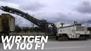 WIRTGEN W 100 fi 2013! Bu güçlü yüzey kazıma makinesi, her türlü inşaat projesinde etkili bir şekilde kullanılabilir ve işlerinizi hızlandırabilir. 19 tonluk sağlam yapısı ve güçlü motoru sayesinde zorlu inşaat ortamlarında üstün performans sergiler.